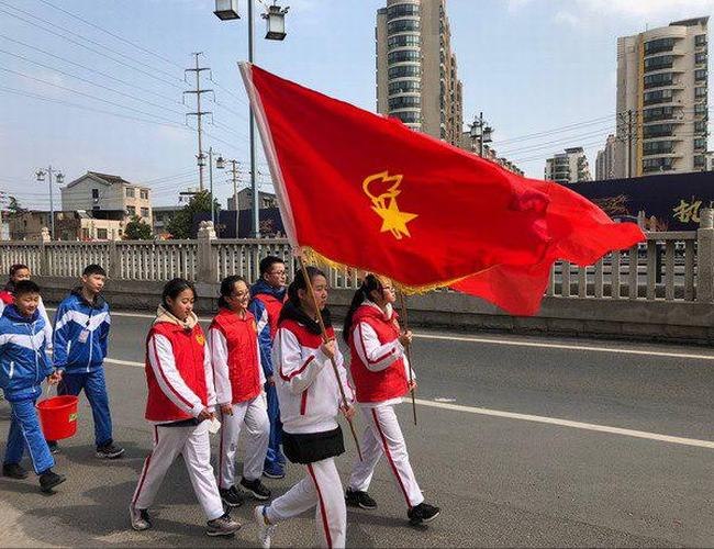 2018.3.5.湖中党团员“学雷锋”小组开展清洁公交车站台志愿服务活动1.jpg 2018.3.5.湖中党团员“学雷锋”小组开展清洁公交车站台志愿服务活动1.jpg