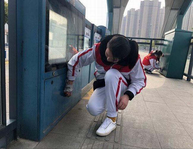湖中党团员“学雷锋”小组开展清洁公交车站台志愿服务活动3.jpg