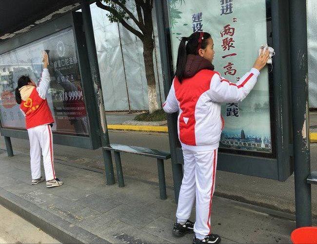 湖中党团员“学雷锋”小组开展清洁公交车站台志愿服务活动5.jpg