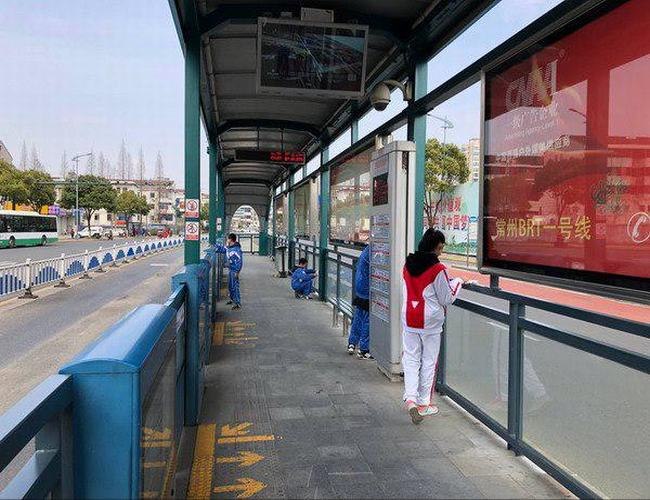 湖中党团员“学雷锋”小组开展清洁公交车站台志愿服务活动4.jpg