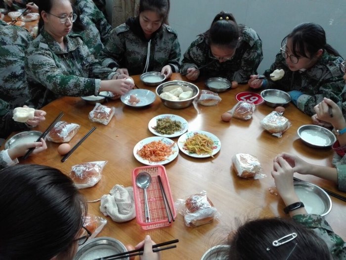 高一6班：清晨踏歌