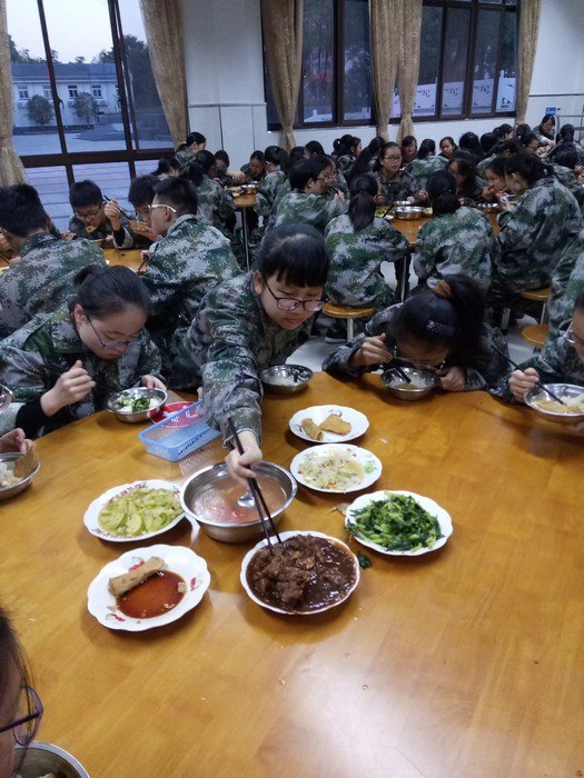高一（1）班_军训之后吃饭好香，妈妈我再也不挑食了！