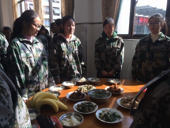 高一5班：愉快的午餐时间