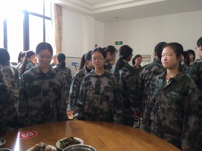 高一5班：愉快的午餐时间