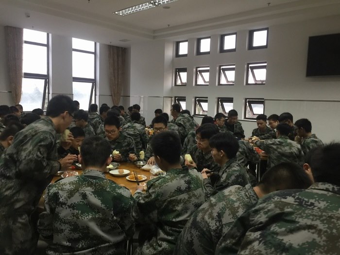 高一（10）班_【人是铁饭是钢】