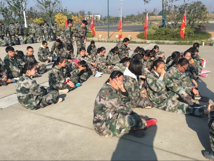 高一八班：我军训我快乐