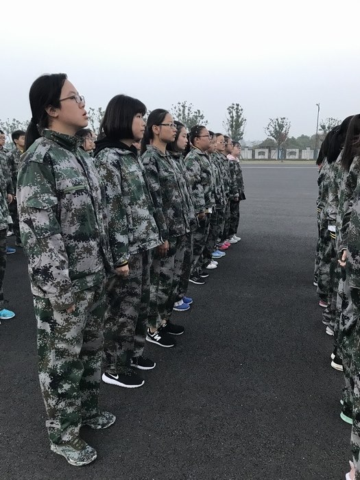 高一八班{迎接新的朝阳}