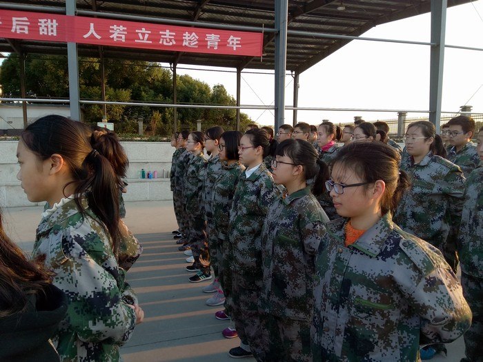 高一（1）班_军训之后吃饭好香，妈妈我再也不挑食了！