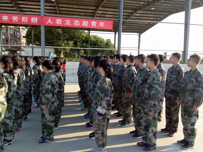 高一（1）班_军姿飒爽