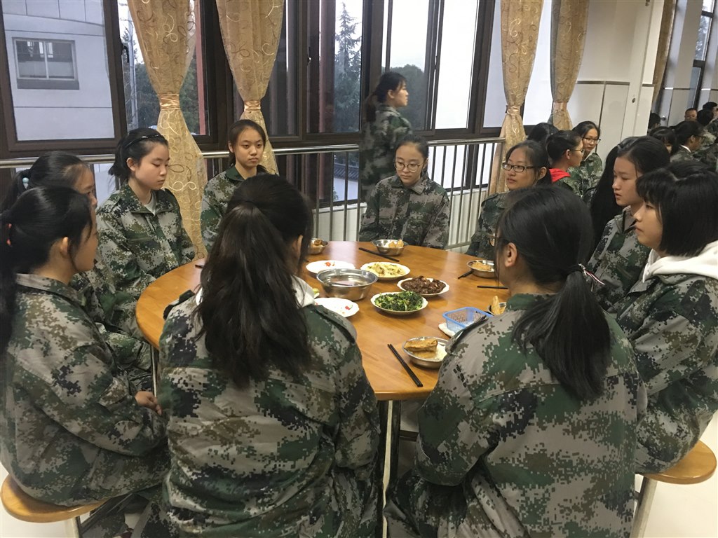 高一八班：晚饭