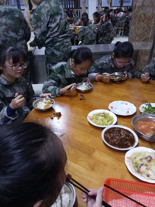 高一（1）班_军训之后吃饭好香，妈妈我再也不挑食了！