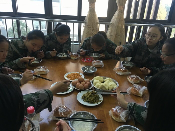 高一八班：我们吃早餐啦！