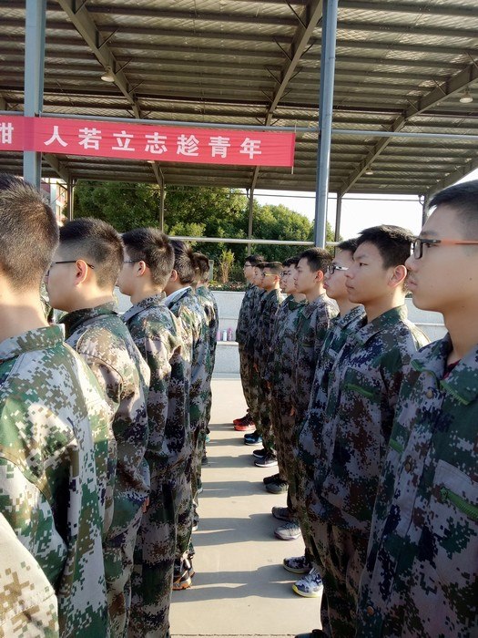 高一（1）班_军姿飒爽
