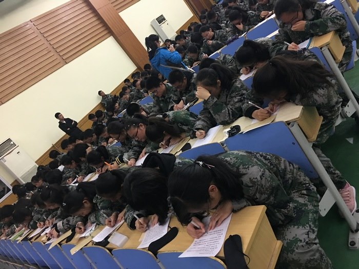 高一八班{爸爸妈妈，我爱你们！}