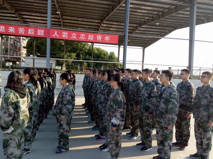 高一（1）班_军姿飒爽