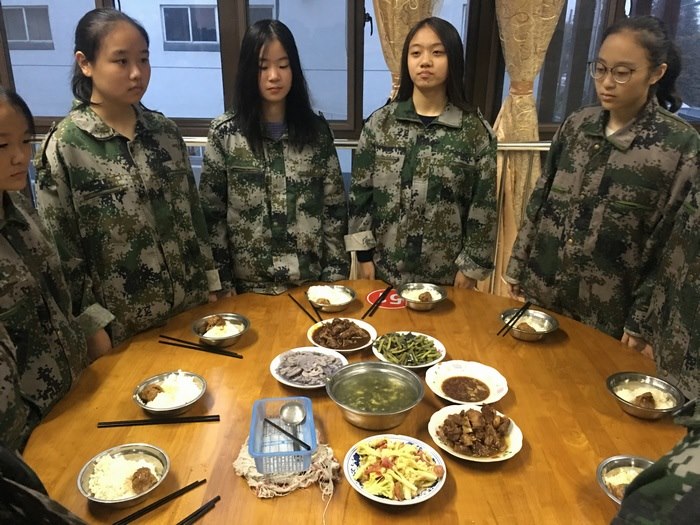 高一八班{一顿晚饭满血复活～}