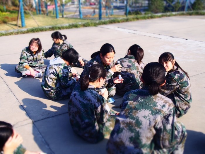 高一（12）班_孩子们很认真地阅读家长留言呢~