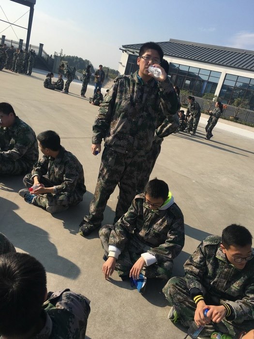 高一八班：我军训我快乐