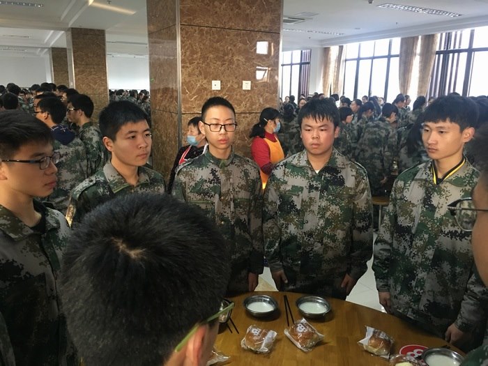 高一八班：我们吃早餐啦！