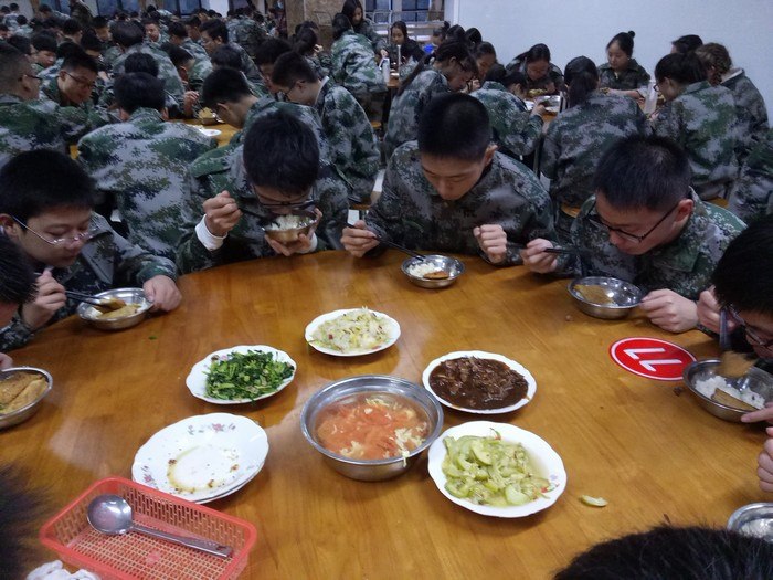 高一（1）班_军训之后吃饭好香，妈妈我再也不挑食了！