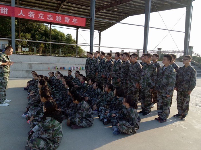 高一（1）班_军姿飒爽
