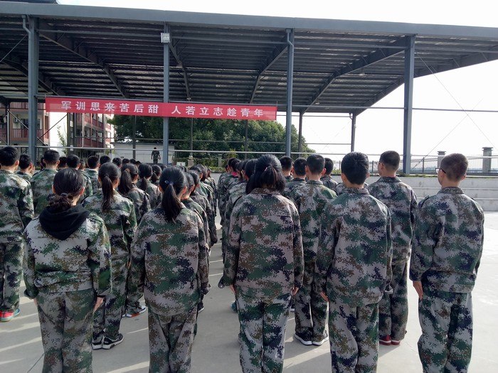 高一1班军训之站姿----毅力