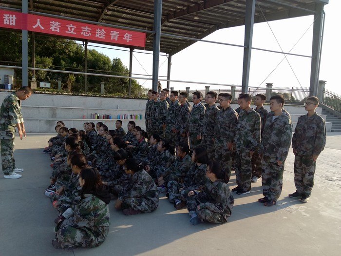 高一（1）班_军姿飒爽