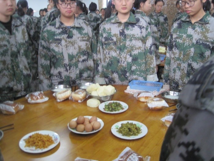 高一创4班：吃得饱饱，身体好好~