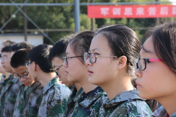 高一七班：军姿潇洒