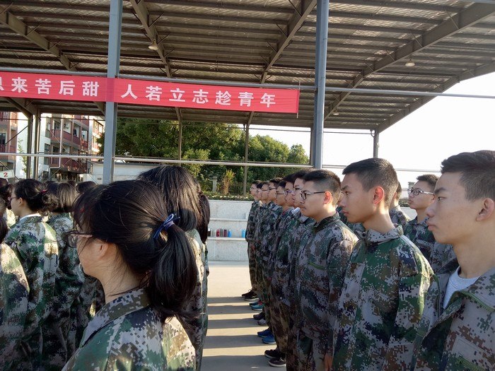 高一（1）班_军姿飒爽