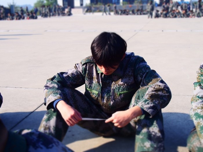 高一（12）班_孩子们很认真地阅读家长留言呢~