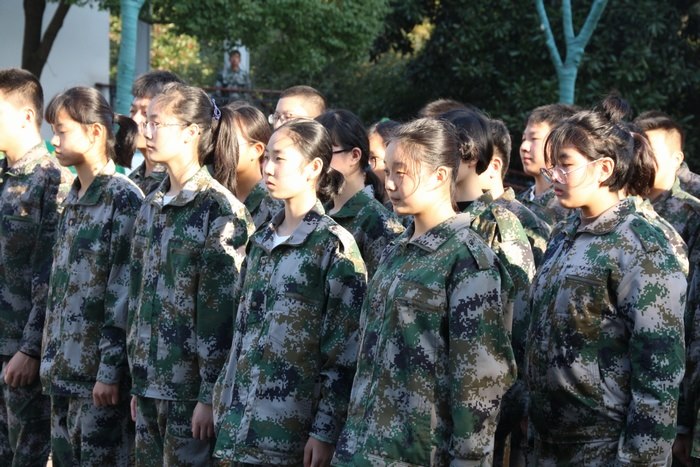 高一七班：军姿潇洒