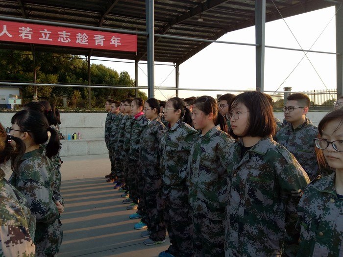 高一（1）班_军训之后吃饭好香，妈妈我再也不挑食了！