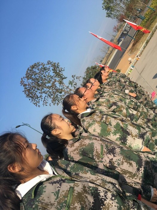 高一八班：我军训我快乐
