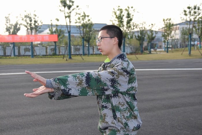 高一七班{小战士们的单人照}