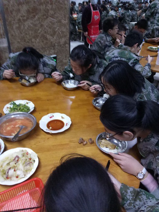 高一（1）班_军训之后吃饭好香，妈妈我再也不挑食了！