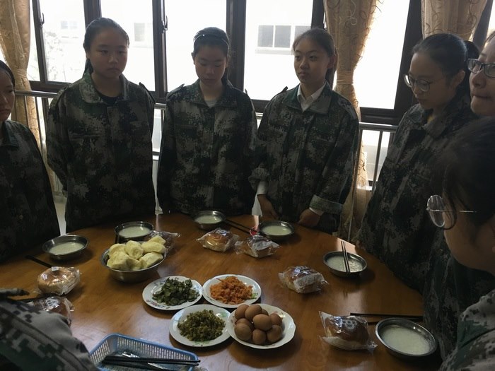 高一八班{珍惜每一粒粮食}