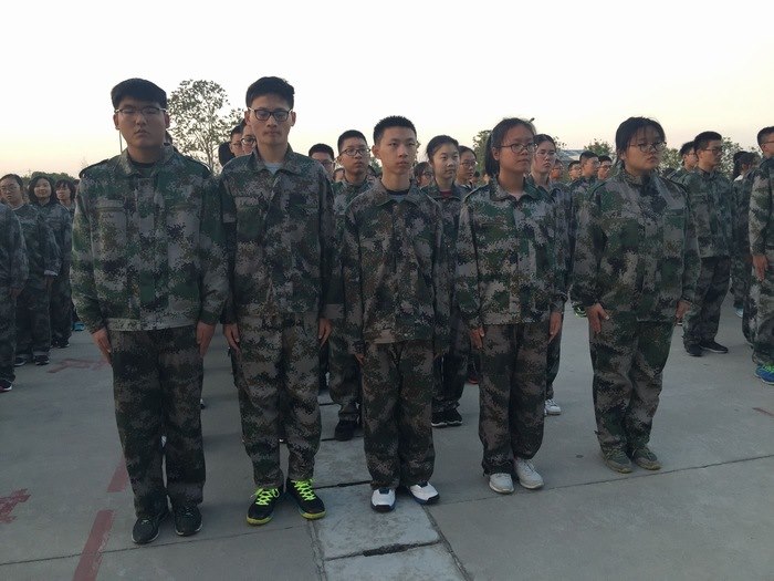 高一创4班：夕阳下的小战士