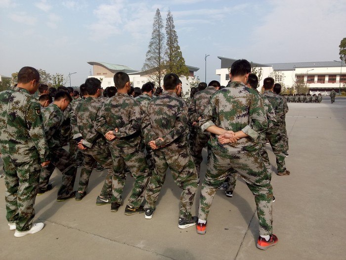 高一（1）班_踢正步