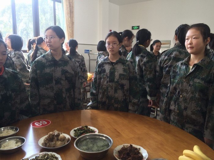 高一5班：愉快的午餐时间