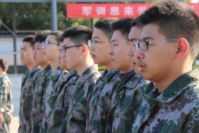 高一七班：军姿潇洒