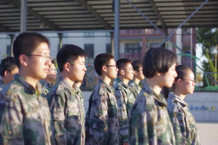 高一八班{阳光下的笑脸}