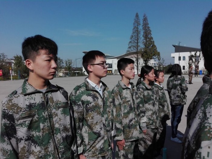 高一6班：朝气蓬勃的少年们（军姿训练）