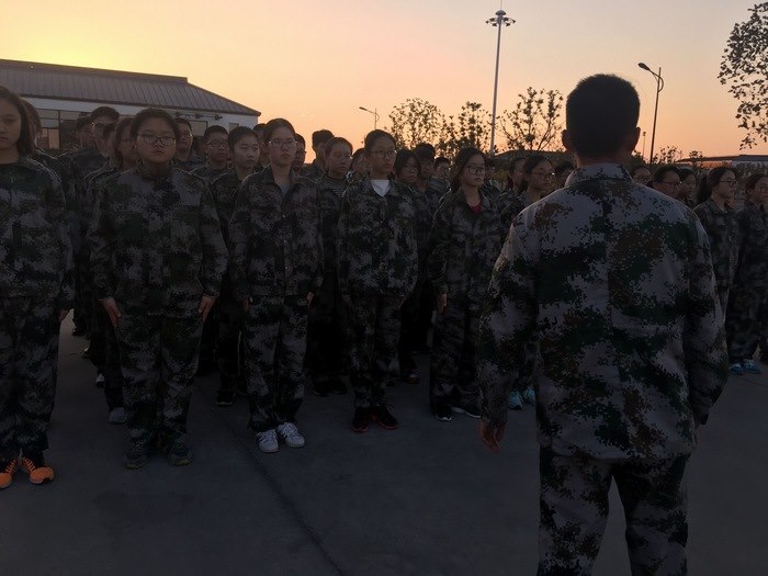 高一创4班：夕阳下的小战士