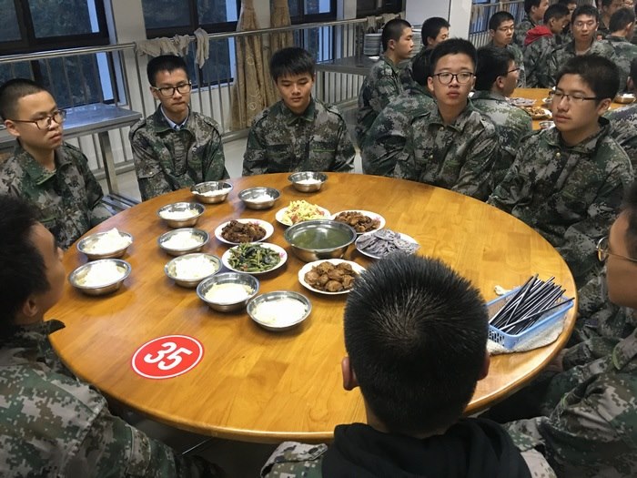 高一八班{一顿晚饭满血复活～}