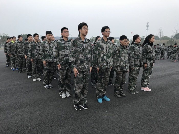 高一八班{迎接新的朝阳}