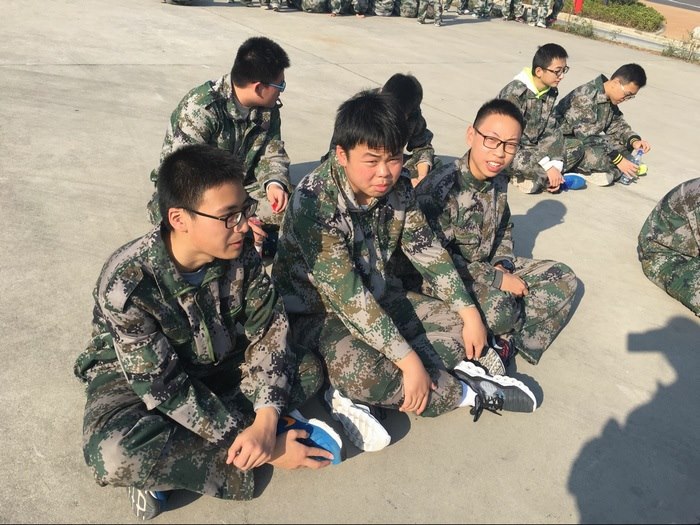 高一八班：我军训我快乐