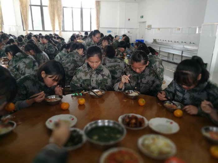 高一（12）班_丰盛的午餐_来看看今天吃些啥？
