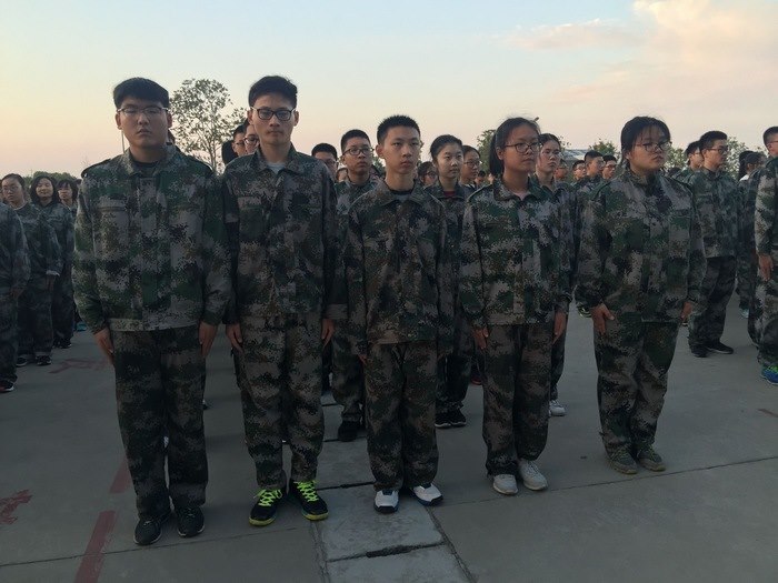 高一创4班：夕阳下的小战士