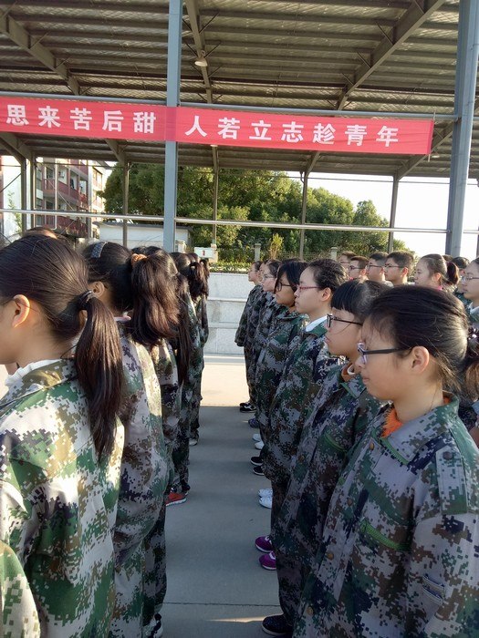 高一（1）班_军姿飒爽